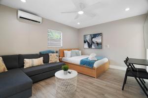 uma sala de estar com um sofá e uma cama em Cozy Studio Walking Dis From Rj Stadium em Tampa