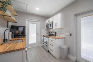 uma cozinha com armários brancos e uma bancada em Cozy Studio Walking Dis From Rj Stadium em Tampa