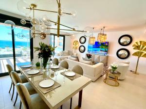 jadalnia i salon ze stołem i krzesłami w obiekcie Luxury 3 Bedroom Penthouse w mieście Fuengirola