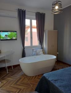 科里利亞諾卡拉布羅的住宿－FRABORGO，带浴缸、桌子和床的浴室