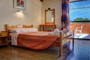 Postel nebo postele na pokoji v ubytování Hotel Benitses Arches