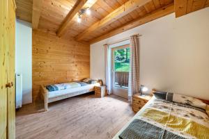 a bedroom with a bed and a window at Marschalkhof Sankt Helena in Motini al Rio