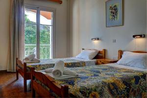 Postel nebo postele na pokoji v ubytování Hotel Benitses Arches
