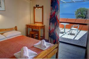 Postel nebo postele na pokoji v ubytování Hotel Benitses Arches