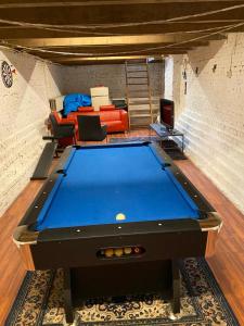 a pool table in the middle of a room at Sol y Mar in Vlissingen