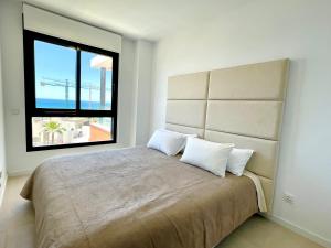 sypialnia z dużym łóżkiem i dużym oknem w obiekcie Luxury 3 Bedroom Penthouse w mieście Fuengirola +32 zdjęcia