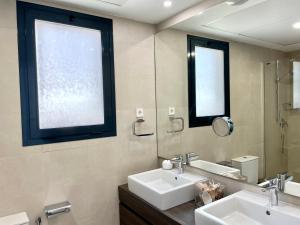 łazienka z dwiema umywalkami i lustrem w obiekcie Luxury 3 Bedroom Penthouse w mieście Fuengirola