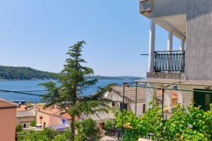 einen Blick auf die Stadt vom Balkon eines Gebäudes in der Unterkunft Sun in Mali Lošinj