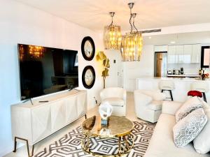 Telewizja i/lub zestaw kina domowego w obiekcie Luxury 3 Bedroom Penthouse