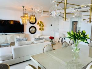salon z białą kanapą i stołem w obiekcie Luxury 3 Bedroom Penthouse w mieście Fuengirola