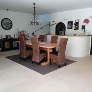 uma sala de jantar com uma mesa de madeira e cadeiras em AU VILLADIOR - Vaison la Romaine em Vaison-la-Romaine