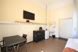 TV a/nebo společenská místnost v ubytování Forenom Hostel Röykkä