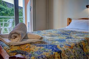 Postel nebo postele na pokoji v ubytování Hotel Benitses Arches
