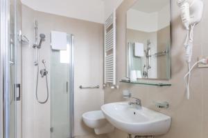 A bathroom at Hotel Ideale Mare