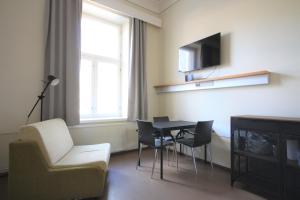 TV a/nebo společenská místnost v ubytování Forenom Hostel Röykkä
