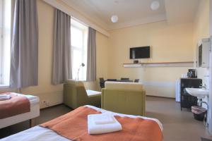 ein Hotelzimmer mit 2 Betten und einem Waschbecken in der Unterkunft Forenom Hostel Röykkä in Helsinki
