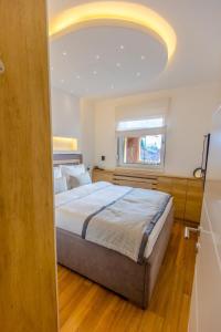 ein Schlafzimmer mit einem großen Bett und einer großen Decke in der Unterkunft Platinum_Luxury_Apartment II in Teslić