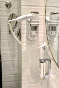 La salle de bains est pourvue d'un comptoir en verre et d'un sèche-cheveux. dans l'établissement Platinum_Luxury_Apartment II, à Teslić