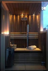 ein Bad mit einer Badewanne, einem WC und einer Dusche in der Unterkunft Platinum_Luxury_Apartment II in Teslić