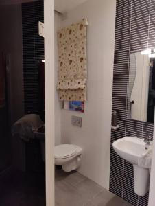een badkamer met een toilet en een wastafel bij Luxury Seaview Mellieha Apartment in Mellieħa