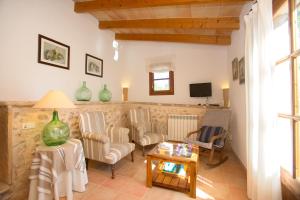 馬納科爾的住宿－Agroturismo Es Pla De Llodrá，客厅配有沙发、椅子和桌子