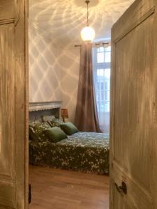 Posteľ alebo postele v izbe v ubytovaní SAUVEURS DE REVES 2 suites indépendantes et un F2 privé dans un hôtel particulier