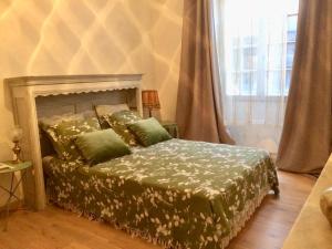 Posteľ alebo postele v izbe v ubytovaní SAUVEURS DE REVES 2 suites indépendantes et un F2 privé dans un hôtel particulier