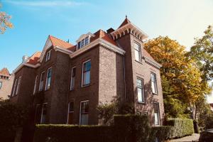 un edificio de ladrillo con una chimenea encima en Bed and Breakfast Juliana, en Eindhoven