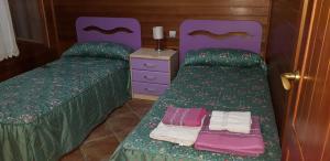 two beds sitting next to each other in a bedroom at LA TRAMUNTANA CULLERA Playa Marenyet a 300 metros in Valencia