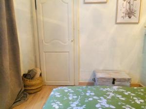 Posteľ alebo postele v izbe v ubytovaní SAUVEURS DE REVES 2 suites indépendantes et un F2 privé dans un hôtel particulier