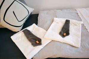 due cravatte sedute sugli asciugamani su un letto di NUE08-RI Apartment in Zirndorf a Zirndorf