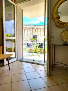 eine offene Tür mit Blick auf einen Balkon in der Unterkunft Il Melograno Apartment (Centro Storico Prato) in Prato