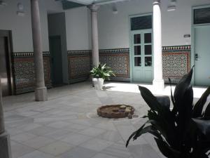 un patio con una fuente en el medio de un edificio en Palacio Cabrera - Lillo, en Granada