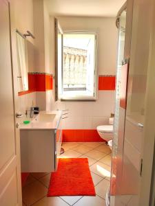 bagno con lavandino e servizi igienici di Il Melograno Apartment (Centro Storico Prato) a Prato
