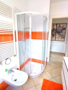 uma casa de banho com um chuveiro e um lavatório. em Il Melograno Apartment (Centro Storico Prato) em Prato