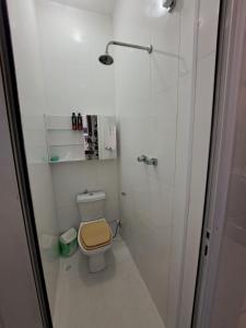 a bathroom with a toilet with a yellow seat at Quarto privativo no melhor de Botafogo com Anfitriã - home with host in Rio de Janeiro