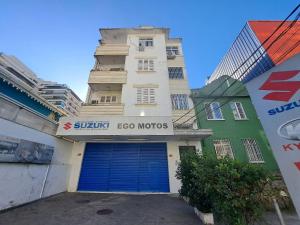 un edificio con una puerta de garaje azul delante en Quarto privativo no melhor de Botafogo com Anfitriã - home with host en Río de Janeiro
