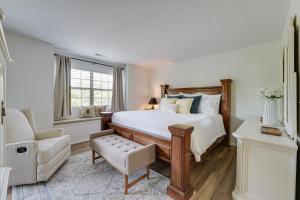 een slaapkamer met een bed, een stoel en een raam bij Branson Condo Near 76 Strip and Silver Dollar City in Branson +24 foto's