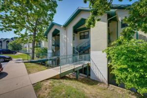 een huis met een hellingbaan die naar een gebouw leidt bij Branson Condo Near 76 Strip and Silver Dollar City in Branson