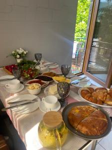 אפשרויות ארוחת הבוקר המוצעות לאורחים ב-EleGaya Guest house