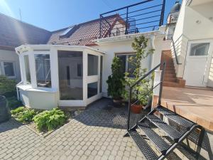 una casa con una puerta de cristal en un patio en Apartmány Modrý deň, en Bojnice