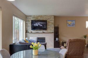 uma sala de estar com uma mesa e uma lareira em Modern home in Orenco - Near Intel and Nike em Hillsboro