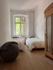 a bedroom with two beds and a large window at Idyllisches Appartement nahe Ostsee und Schlei in Rabenkirchen-Faulück