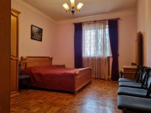 AshtarakにあるStar Apartment in Ashtarak, Mughniのベッドルーム1室(ベッド1台、窓、ソファ付)