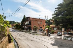 an empty street in a town with a building at Attico Verde in Kastanéa