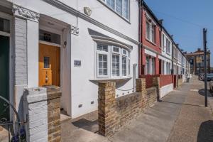 a row of houses on a street at Luxury 3 Bedroom 2 bathroom House, Fulham SW6 By 360Stays in London