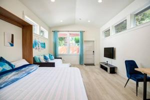 1 dormitorio con 2 camas y TV. en Urban-chic Studio Guesthouse in a quiet neighborhood - near Intel and Nike, en Hillsboro