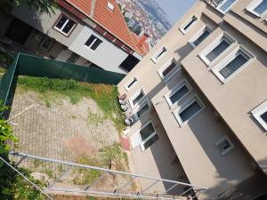 - une vue sur le plafond d'un bâtiment avec des escaliers à côté dans l'établissement Şehir ve doğa manzaralı özel bahçeli lüx, à Çekirge