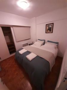 Lova arba lovos apgyvendinimo įstaigoje Apartamento en Pilar centro