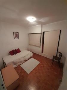 Lova arba lovos apgyvendinimo įstaigoje Apartamento en Pilar centro